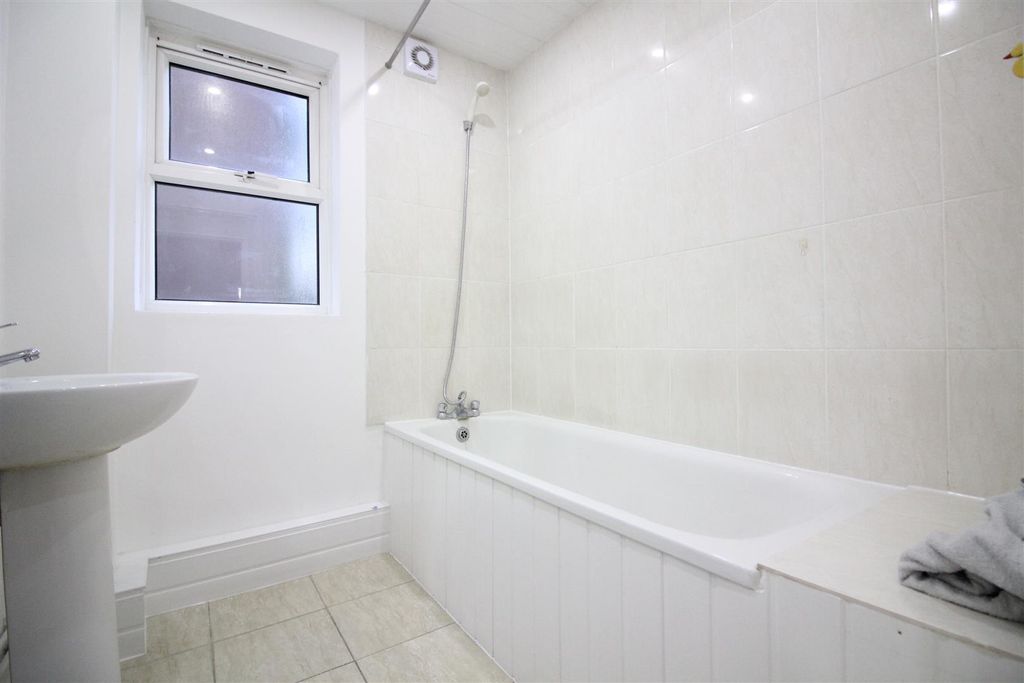 Property photo 3 of 6 141Db5CE-3779-4Eda-B5Ef-028549822F35.Jpeg