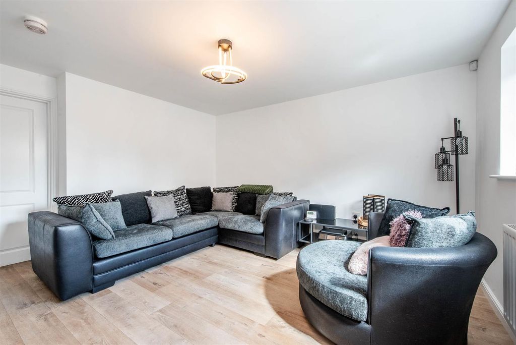 Property photo 2 of 18 Lounge