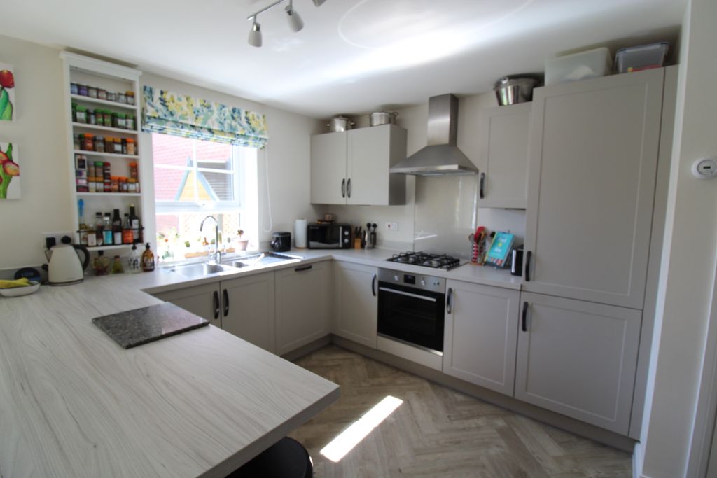 Property photo 3 of 15 Dining Kitchen