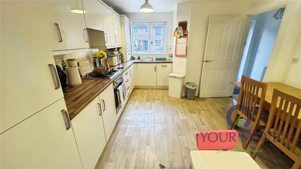 Property photo 3 of 10 Kitchen