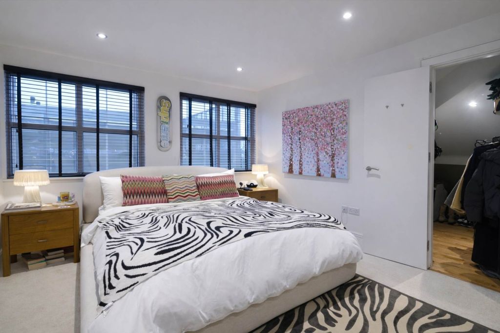 Additional image 6 of 2 bed penthouse for salePenthouse Apartment, Share Of Freehold, 999 Year Lease, Parkgate House, Great North Road, Hatfield AL9