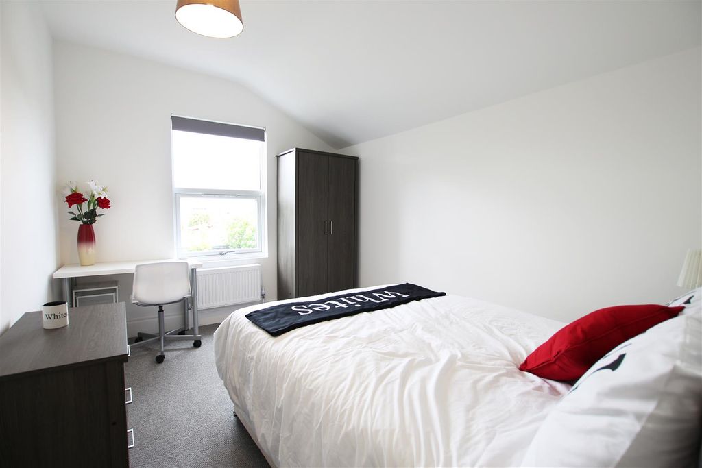 Property photo 2 of 9 Room 5