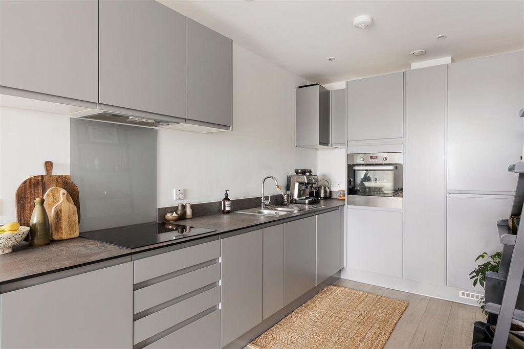 Property photo 2 of 25 Mission Grove, E17