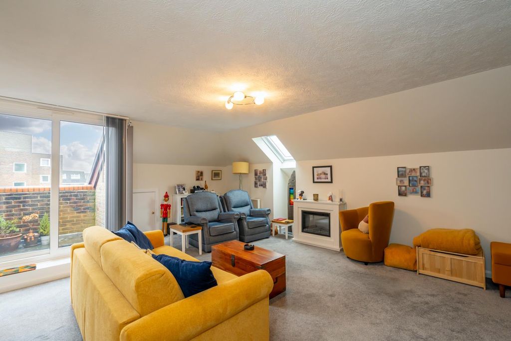 Property photo 3 of 17 Sitting Room (2).Jpg