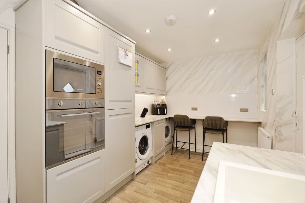 Property photo 3 of 18 Kitchen