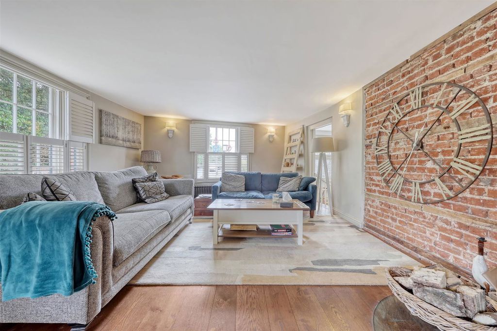 Property photo 2 of 35