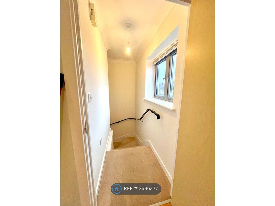 Property photo 3 of 8 Landing