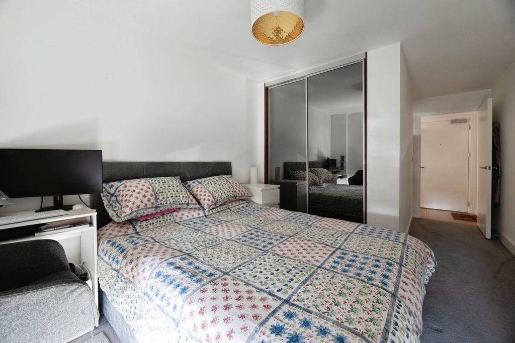 Additional image 10 of 2 bed flat for saleThe Broadway, Loughton, Essex IG10