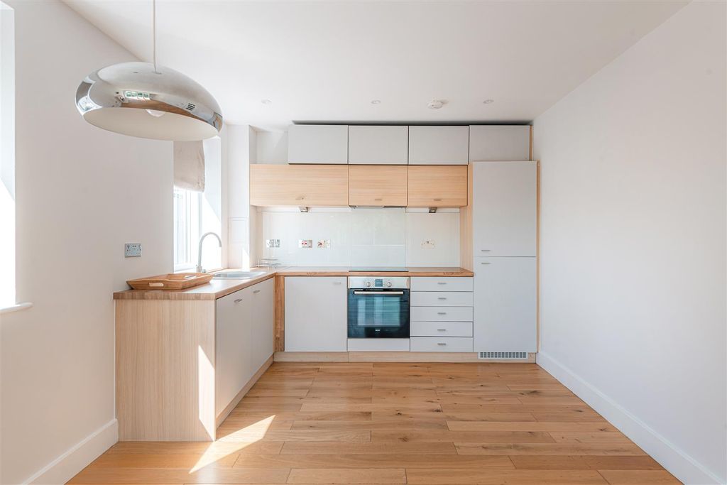 Property photo 2 of 11 Kitchen