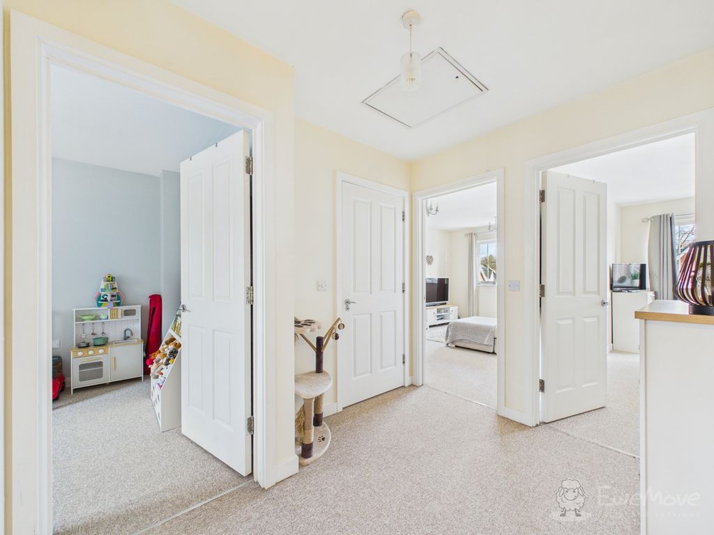 Property photo 3 of 8 Entrance Hall