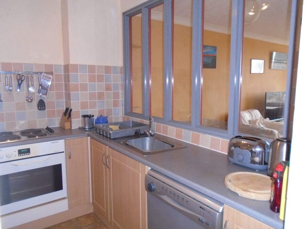 Property photo 3 of 7 Kitchen