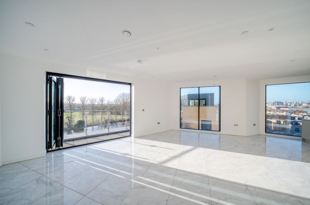 Property photo 2 of 14 1394562-3-6946Ea7399F98