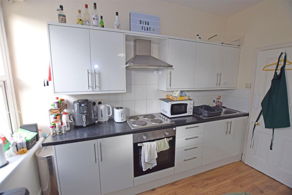 Property photo 3 of 10 Kitchen.Jpg