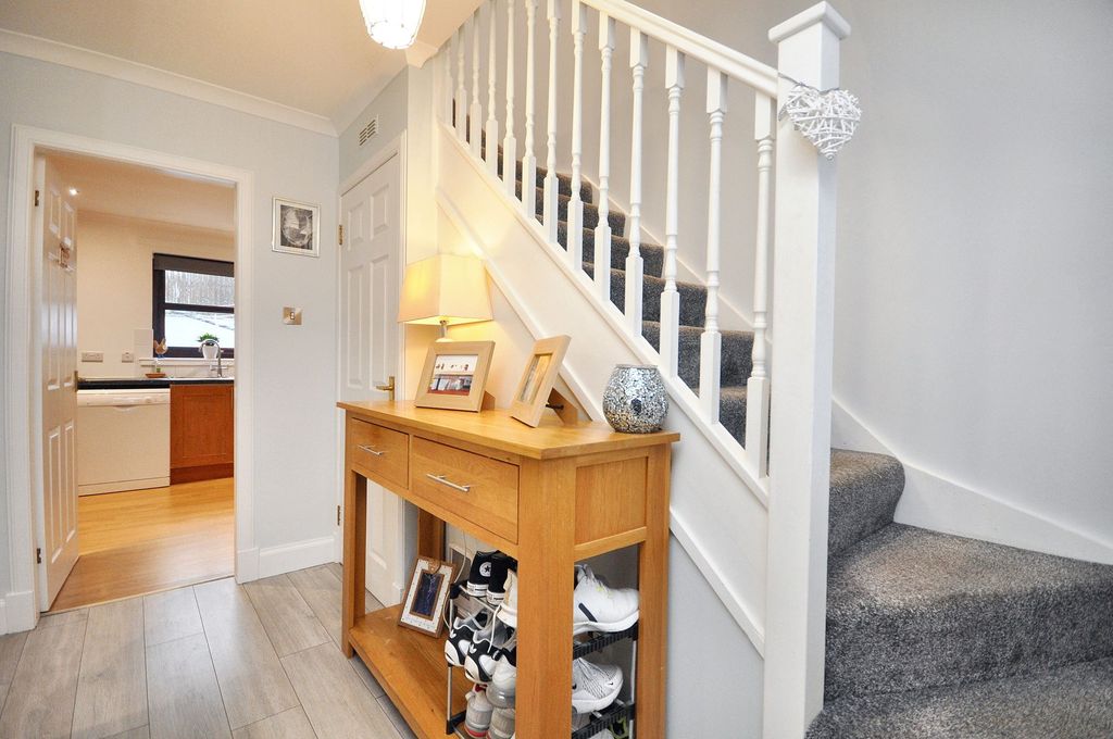 Property photo 2 of 27