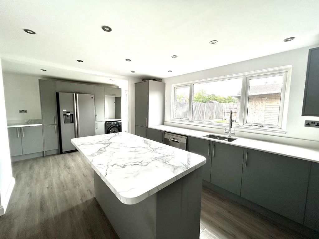 Property photo 3 of 11 Kitchen 2