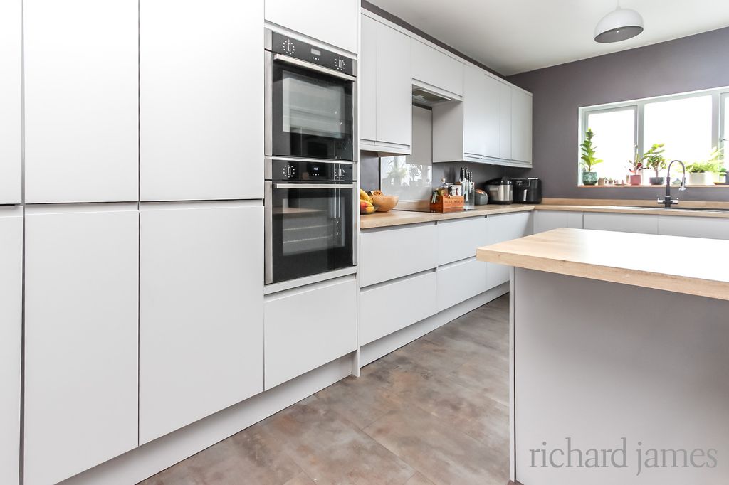 Property photo 2 of 23 Kitchen