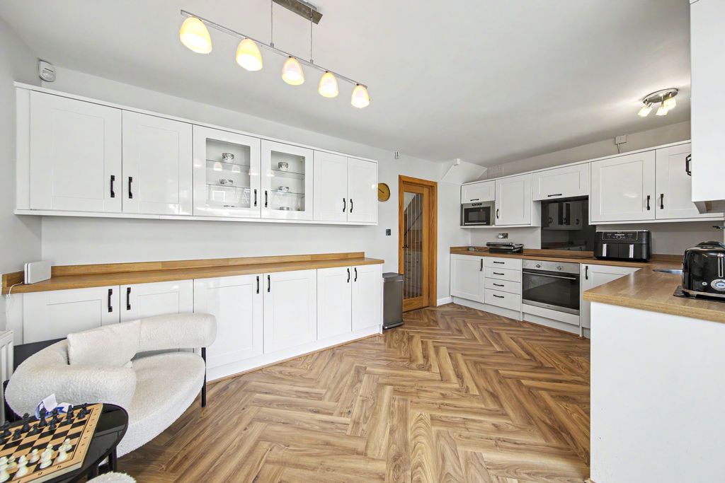 Property photo 3 of 33 Kitchen