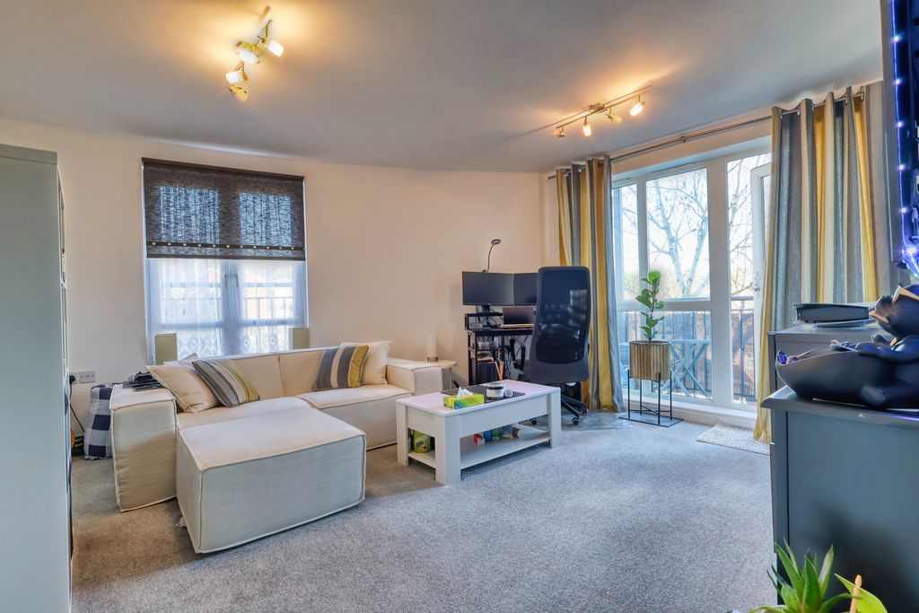 Property photo 2 of 9 Picture No. 15