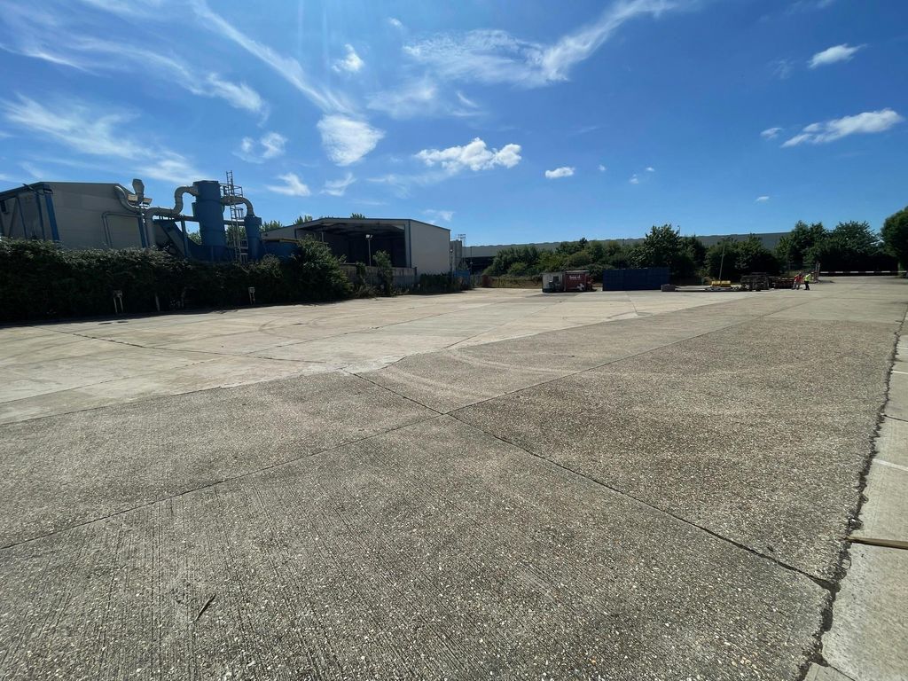 Property photo 2 of 5 Aylesford Way 1  Yard