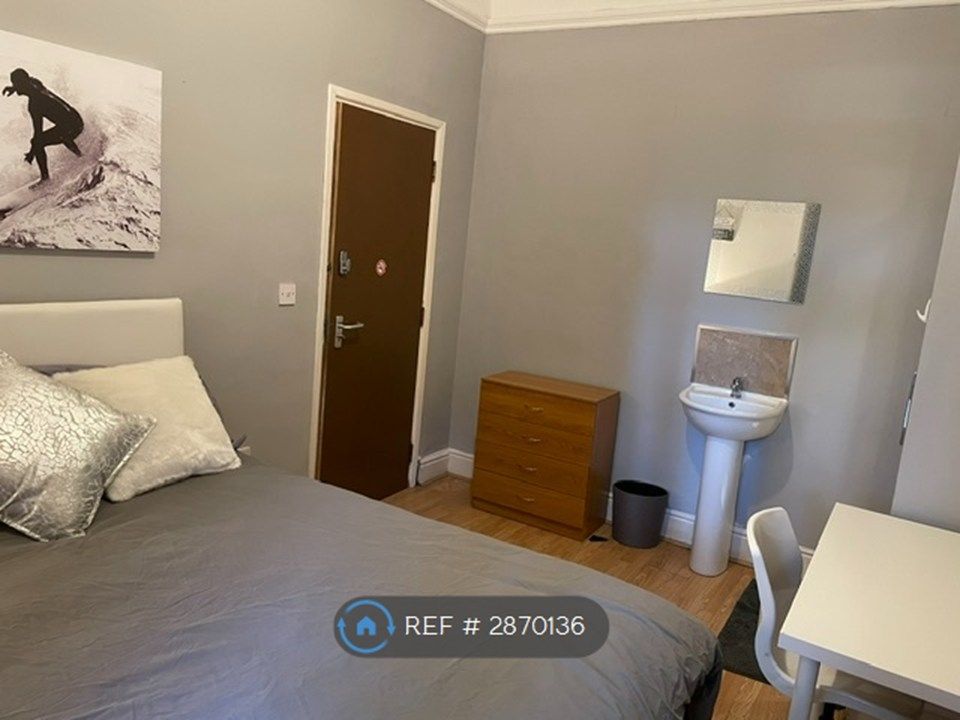 Property photo 3 of 10 Room 2 Pic 1