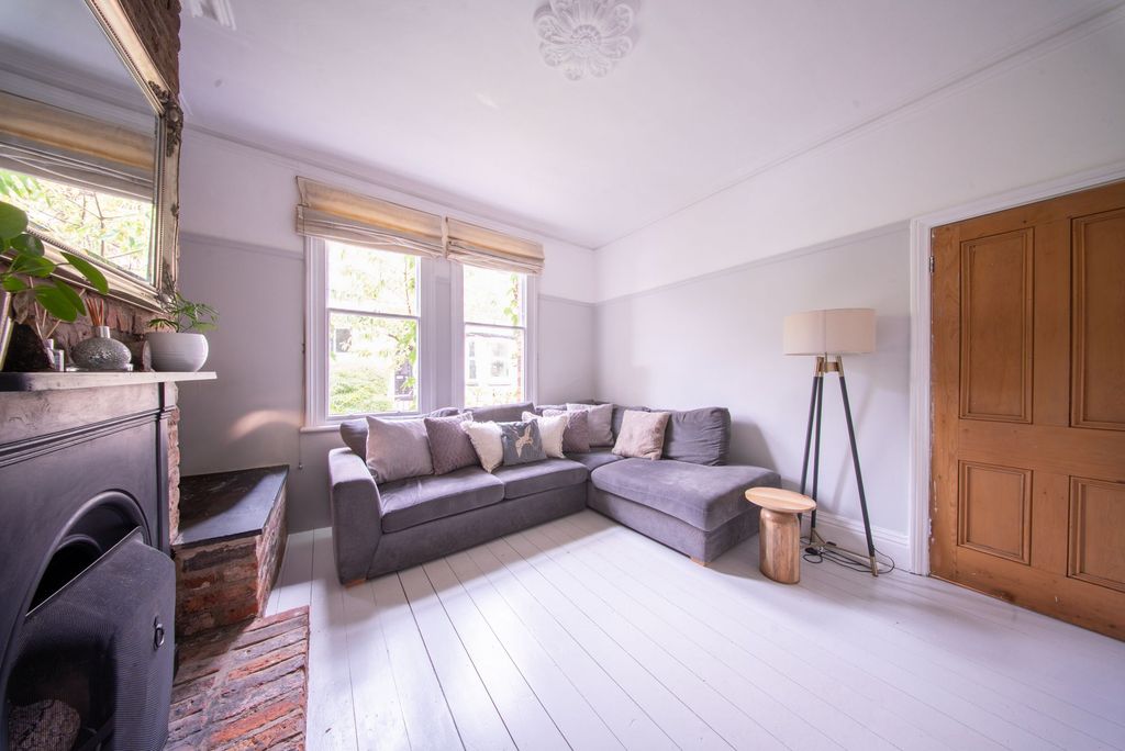 Property photo 2 of 9 Lounge