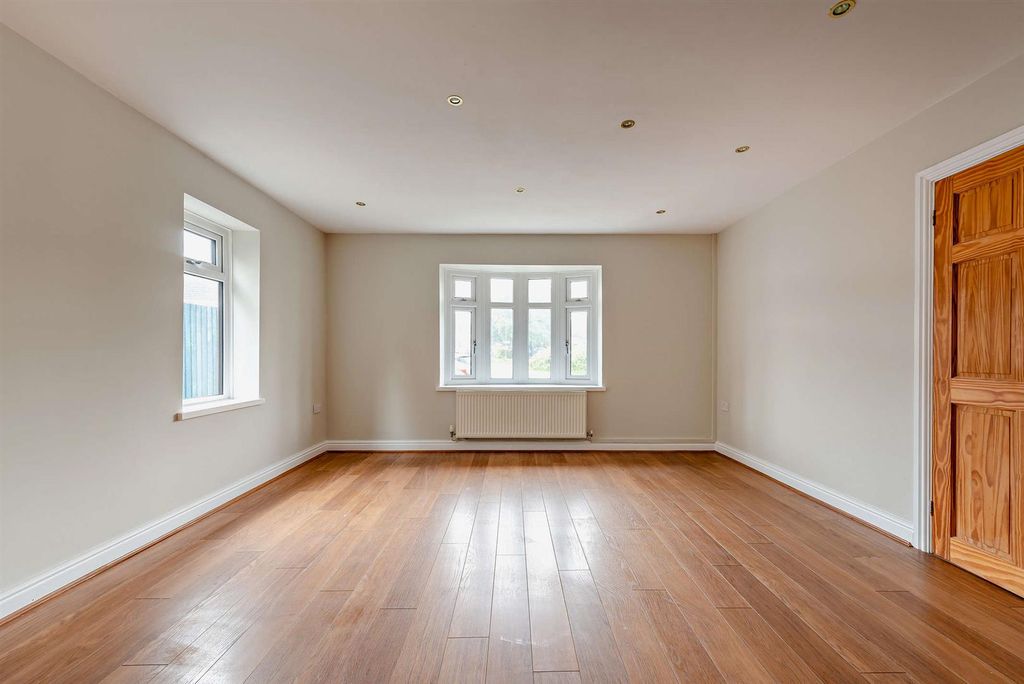 Property photo 3 of 16 8697285-Interior23-800.Jpg