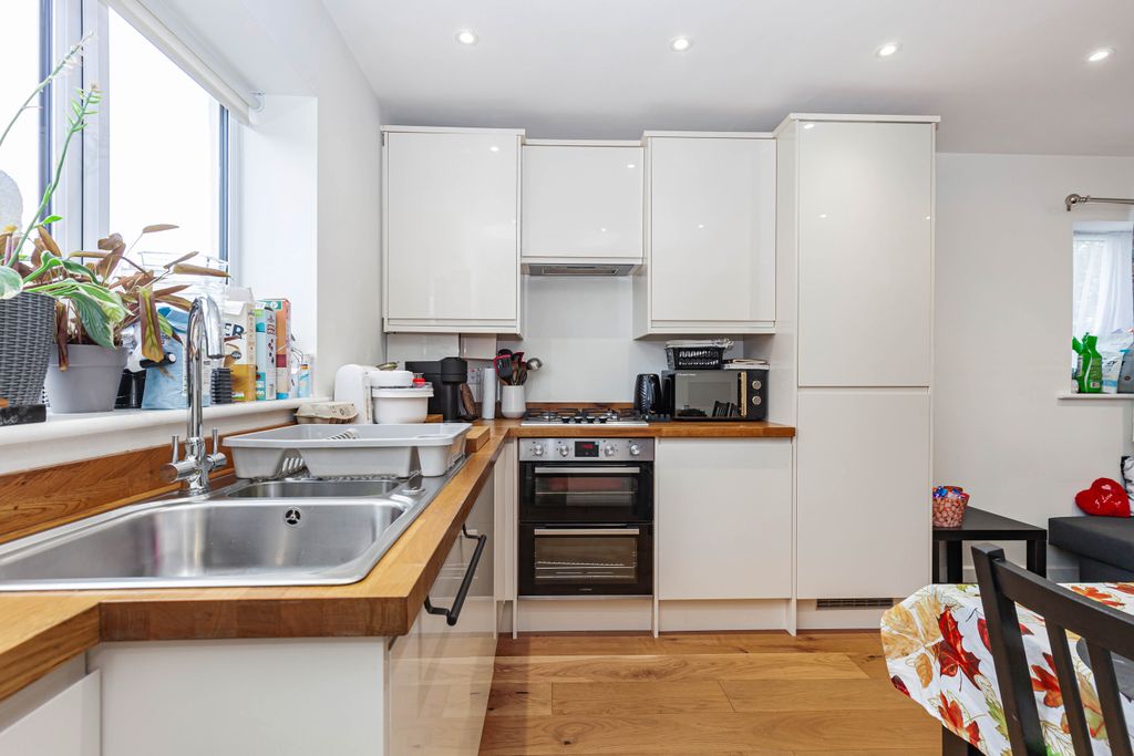 Property photo 3 of 11 Kitchen