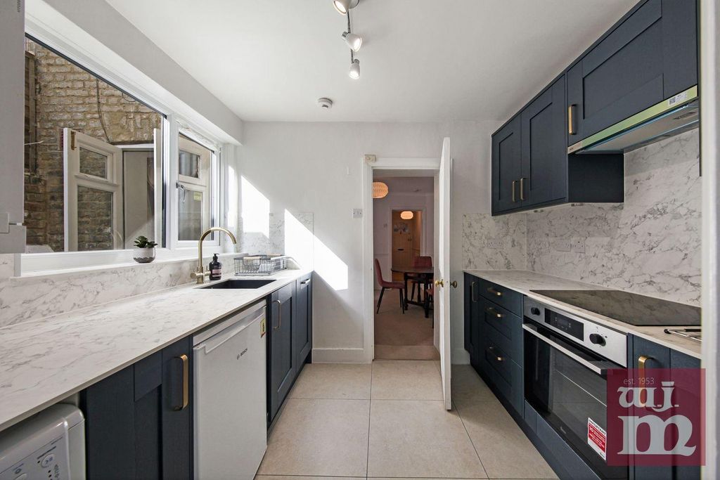 Property photo 2 of 11 Kitchen