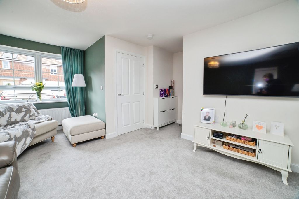 Property photo 3 of 13 Lounge