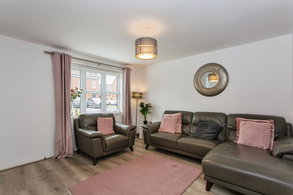 Property photo 2 of 15 Lounge