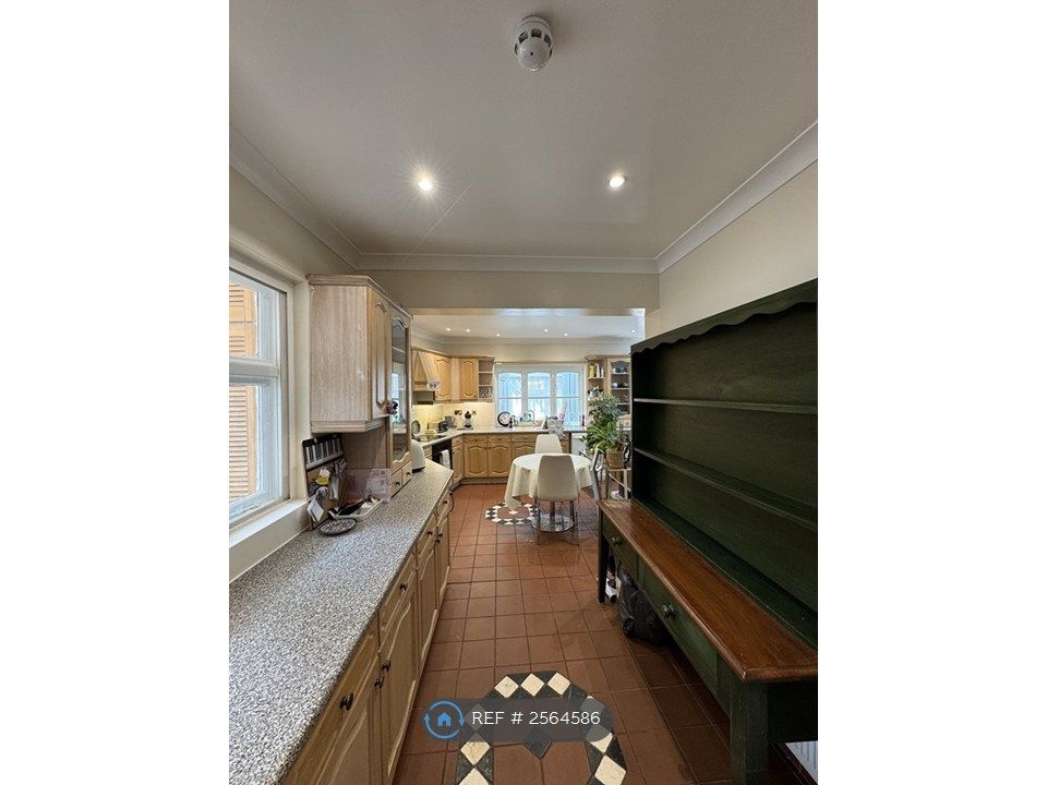 Property photo 1 of 9 Entrance/Kitchen
