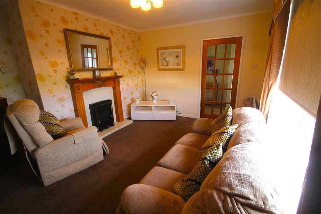 Property photo 3 of 13 Lounge