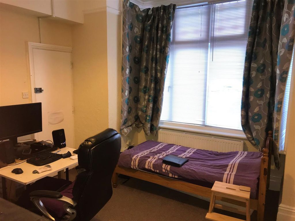 Property photo 3 of 4 Flat 1, 31 Belmont Road Studio Room.Jpg