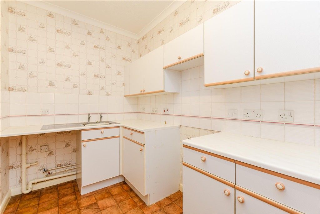 Property photo 3 of 12 Kitchen