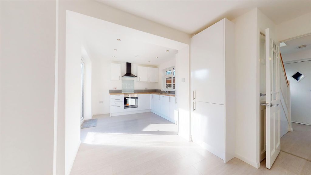 Property photo 3 of 12 Kitchen Diner 1