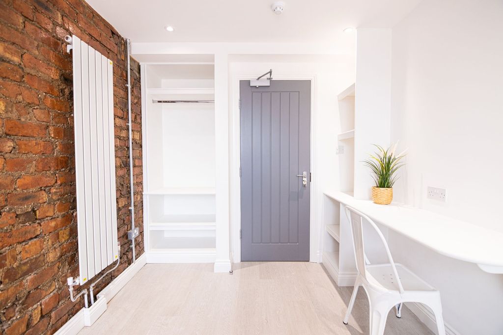 Property photo 2 of 25 Bright, Modern Room With Exposed Brick Feature Wal...