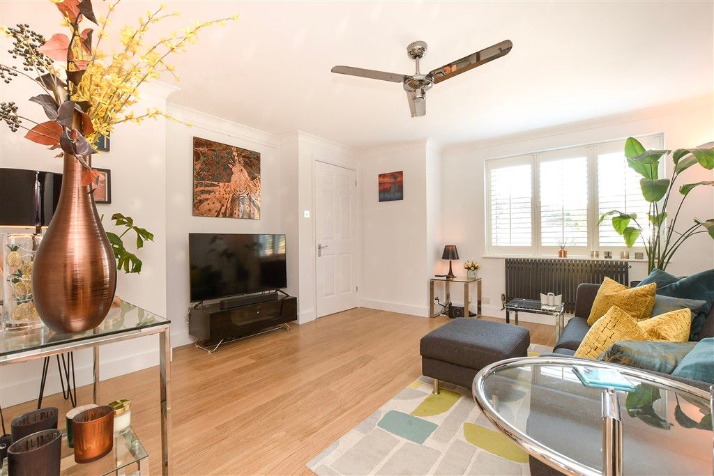 Property photo 3 of 16 Lounge