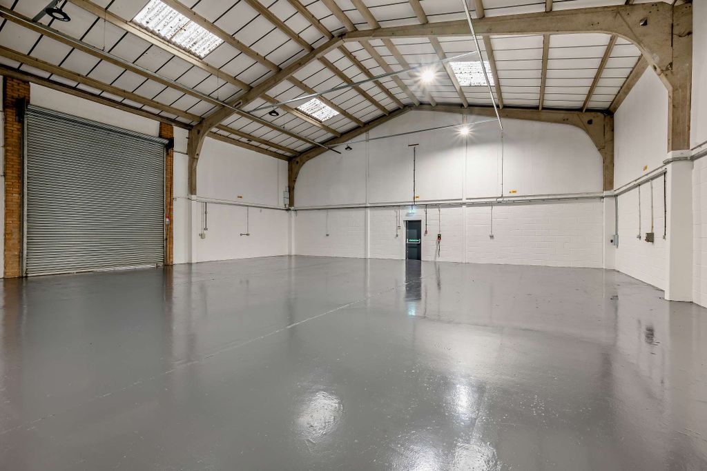 Property photo 3 of 15 8668384-Interior05-800