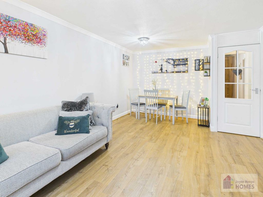 Property photo 3 of 12 Lounge