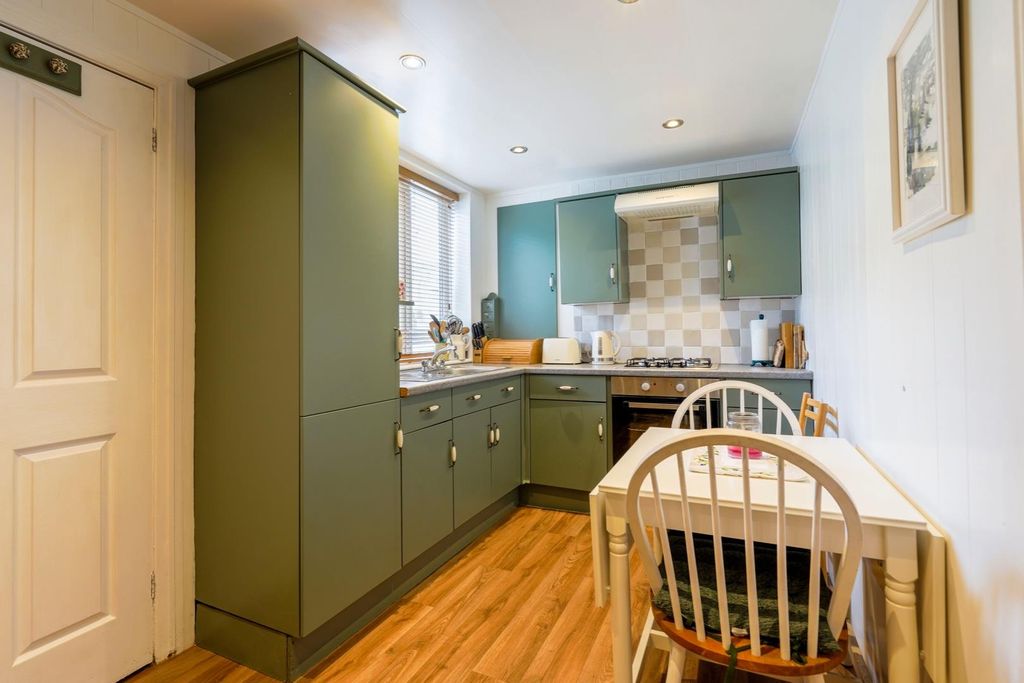 Property photo 3 of 11 Kitchen