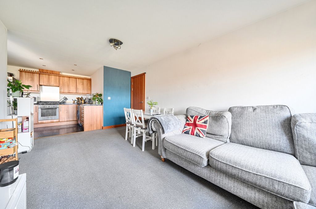 Property photo 2 of 13 1416648-10-699Dad...