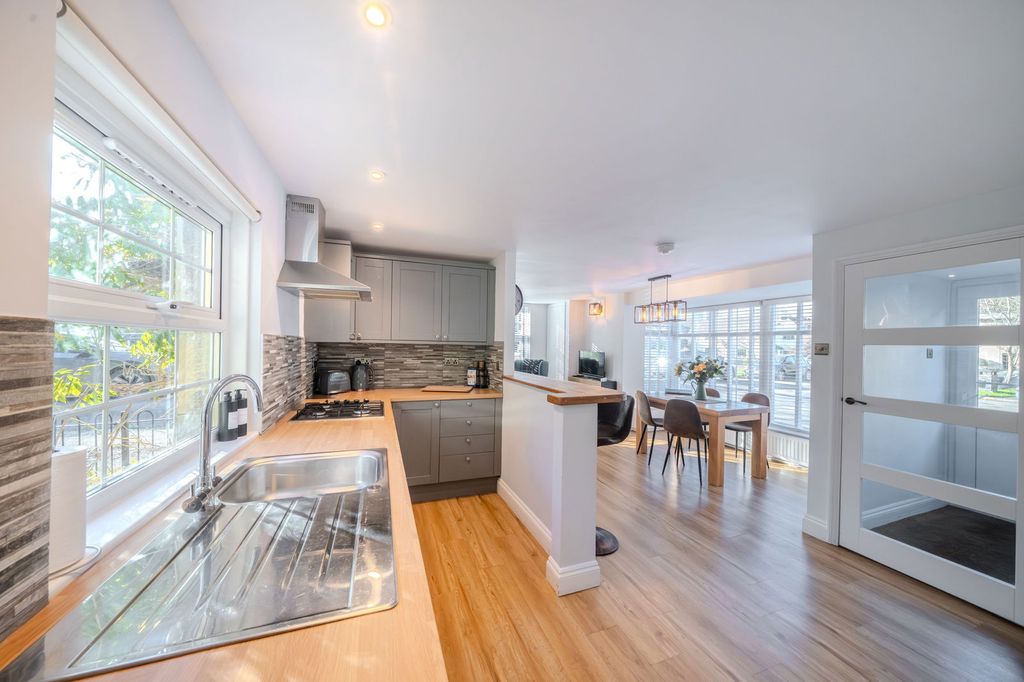 Property photo 2 of 31