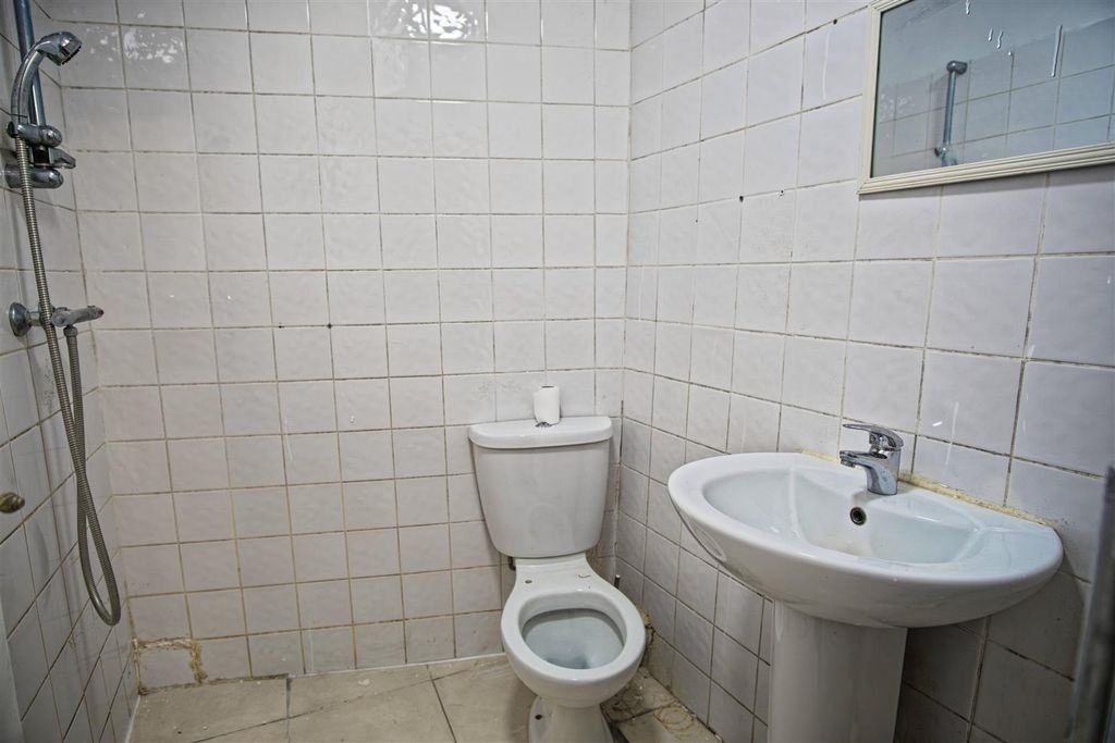 Property photo 2 of 7 Bathroom