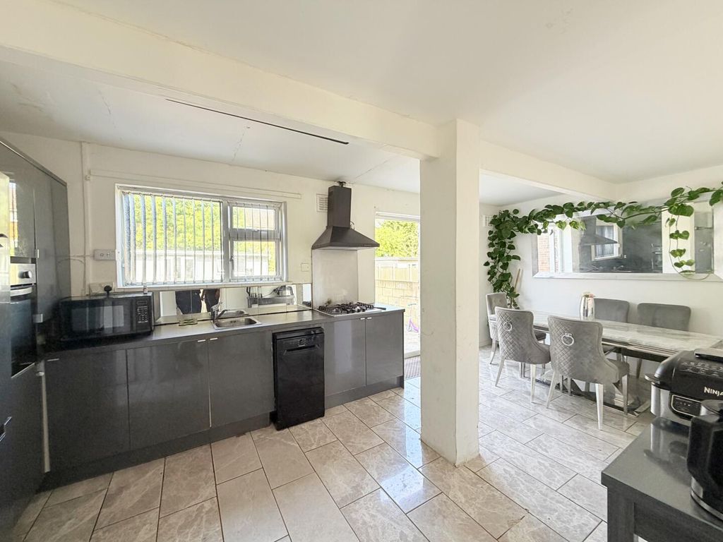 Property photo 2 of 10 Kitchen