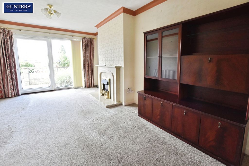 Property photo 3 of 16 Lounge