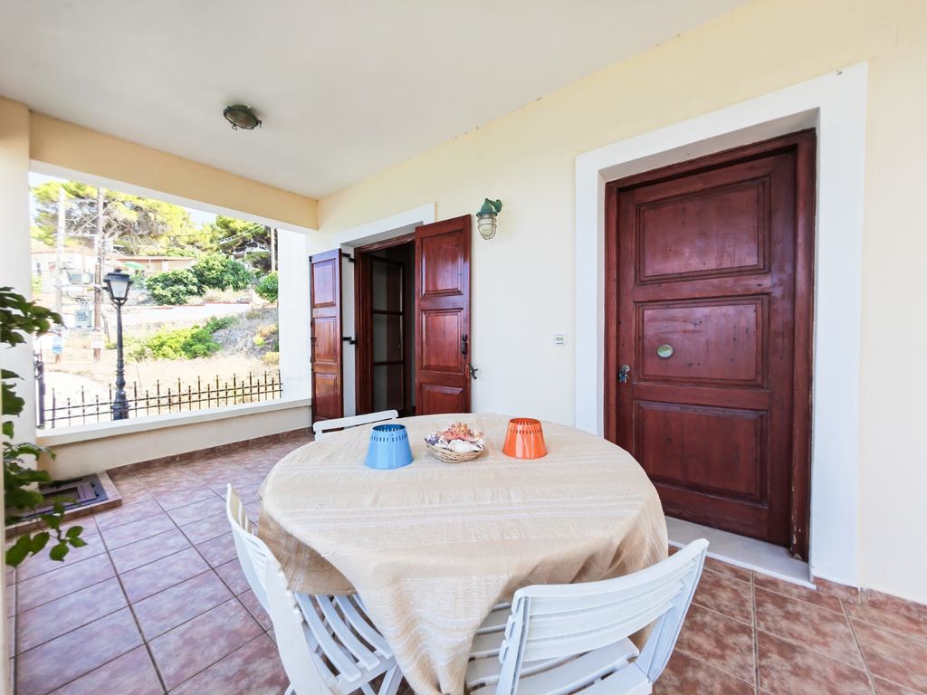 Property photo 2 of 103