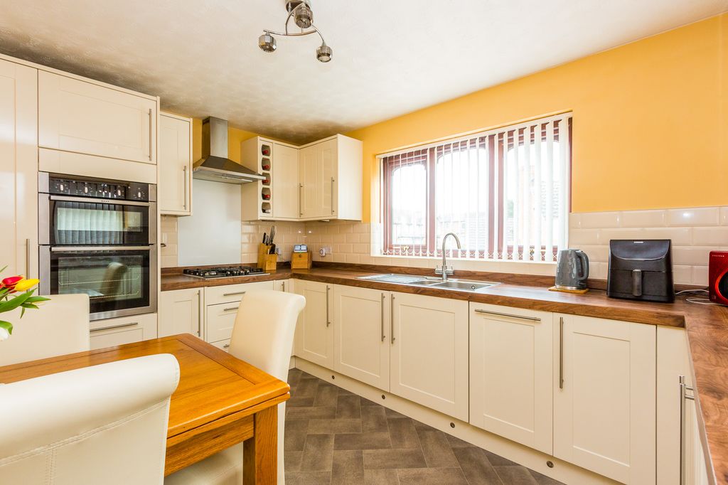 Property photo 2 of 13 Kitchen/Breakfast Room