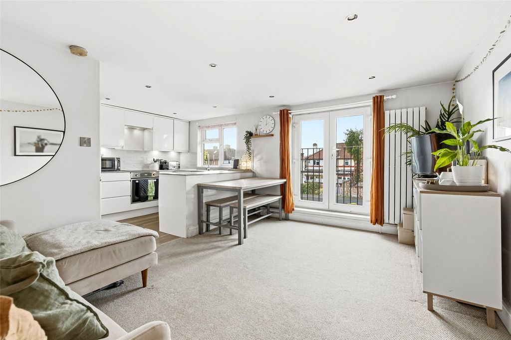 Property photo 2 of 9 Picture No. 12