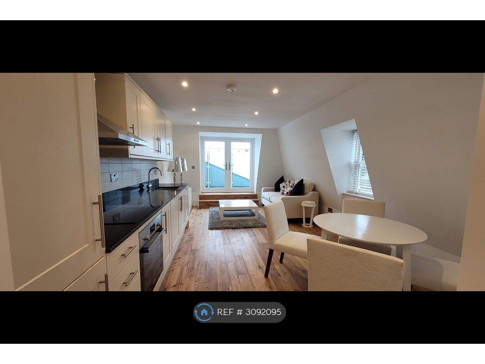 Property photo 1 of 10 Living Kitchen