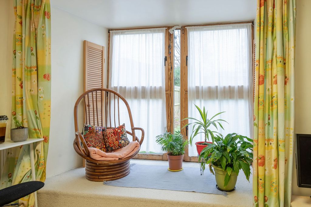 Property photo 3 of 18 Lining Room